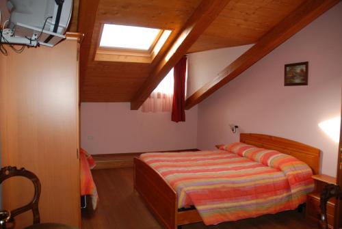 托里迪夸尔泰索洛Agriturismo Ae Noseare的一间卧室配有一张床和天窗