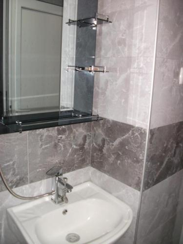 西格纳吉Apartment Giorgi in Sighnaghi的一间带水槽和镜子的浴室