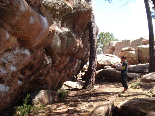 阿尔巴拉辛Camping-Bungalows Ciudad de Albarracín的站在石墙前的人