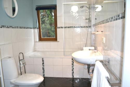魏玛Ferienwohnung Alexander的白色的浴室设有水槽和卫生间。