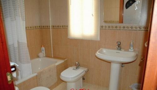 阿尔么丽亚One-bedroom flat 200m from the beach的浴室配有盥洗盆、卫生间和浴缸。