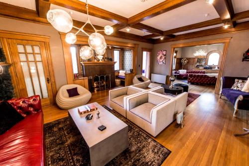 丹佛艾波旅舍的客厅配有沙发和桌子