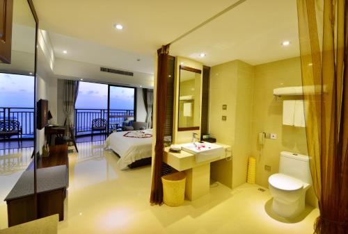 三亚三亚柏瑞精品海景酒店的酒店客房设有带床和水槽的浴室