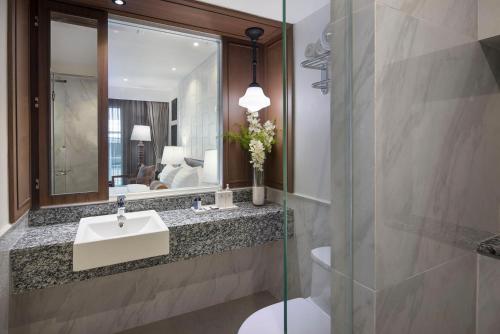 曼谷Casa Vimaya Riverside的一间带水槽和镜子的浴室