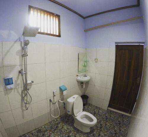 纳闽巴霍丹克旅馆 的一间带卫生间和水槽的浴室