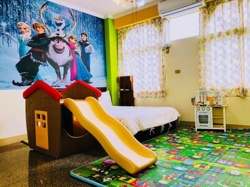Zhixue吾居吾宿的儿童卧室,配有带滑梯和游戏房的床