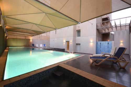 科威特Code Housing - Fintas - family only的一个带躺椅的游泳池