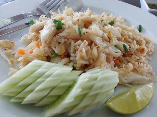 班昌皇家广场班查酒店的一块米和蔬菜,一盘食物
