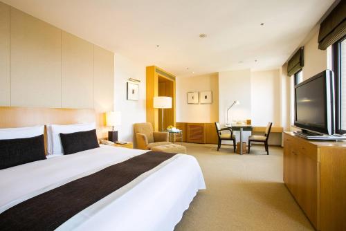 新竹新竹国宾大饭店的配有一张床和一台平面电视的酒店客房