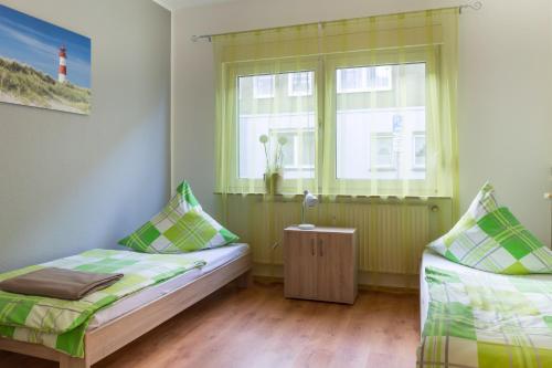 维滕Apartment Wideystrasse的一间卧室设有两张床,窗户设有灯塔。