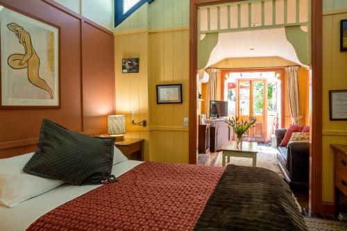 奥林达科莫别墅住宿的一间卧室设有一张床和一间客厅。
