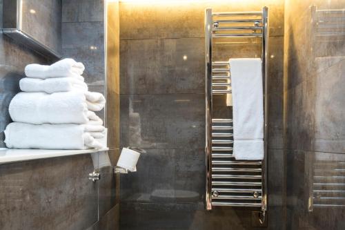 伦敦卡姆登酒店的浴室架子上的一大堆毛巾
