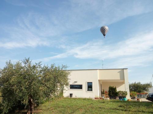 阿尔贝罗贝洛B&B Sull'Aia的风筝飞过一座建筑