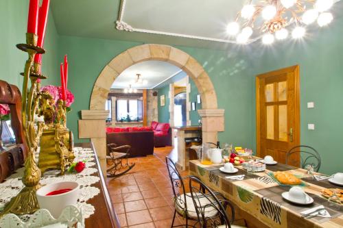 比利亚卡列多波萨达比利亚卡列多旅馆的客厅内的厨房设有拱门