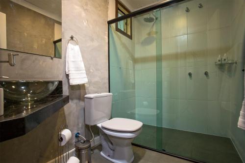 乌鲁比西Pousada Valle do Avencal 5 Km do Centro的一间带卫生间和玻璃淋浴间的浴室