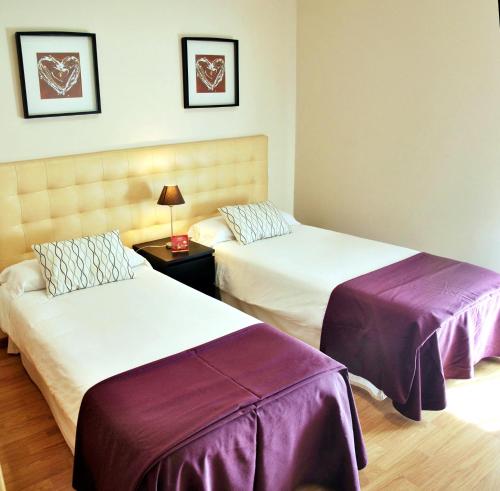 马德里恩卡萨公寓酒店的酒店客房,设有两张床和一张沙发