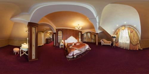 乌日霍罗德Hotel Elefant的一间卧室,卧室内配有一张大床
