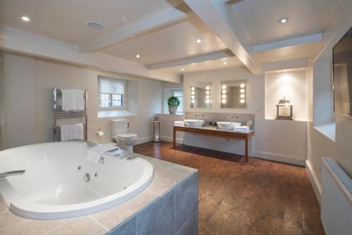 布罗德韦拉塞尔酒店的大型浴室设有大浴缸和水槽