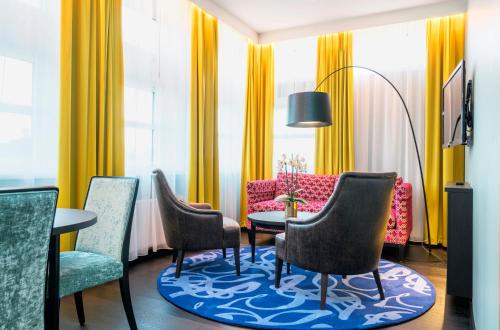 卑尔根通伯根机场酒店的客厅配有椅子、桌子和沙发