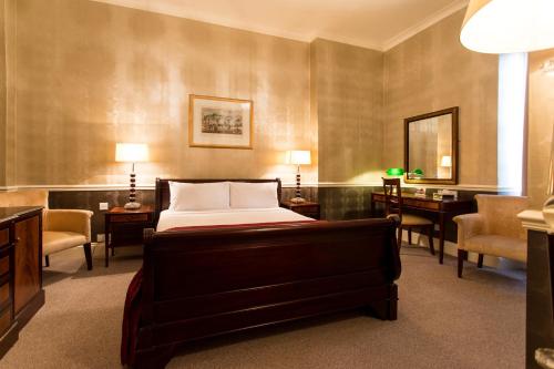 克拉兰敦酒店客房内的一张或多张床位