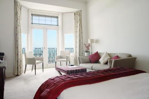 文特诺汉伯洛夫酒店的一间卧室配有一张床,客厅配有沙发
