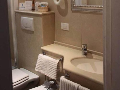 拉瓦尼亚安科拉海滨酒店的一间带水槽、卫生间和镜子的浴室