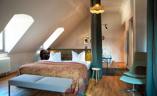 格尔利茨格尔利茨艾默里奇酒店的阁楼卧室配有一张特大号床