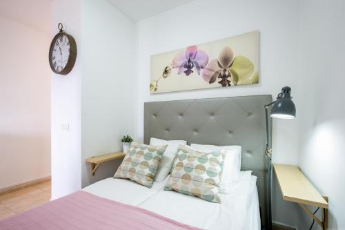 阿德耶精品度假公寓的卧室配有白色床和灰色床头板