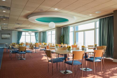 默特尔比奇王子度假酒店的用餐室设有桌椅和窗户。