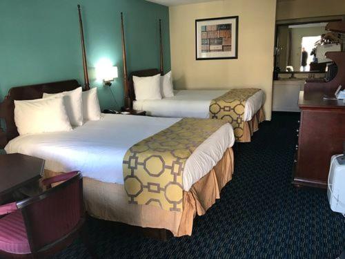 佛罗伦萨佛罗伦萨贝蒙特旅馆套房酒店 的一间酒店客房,房间内设有两张床