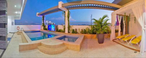 蒙特里亚巴罗卡酒店的一个带游泳池和阳台的房子