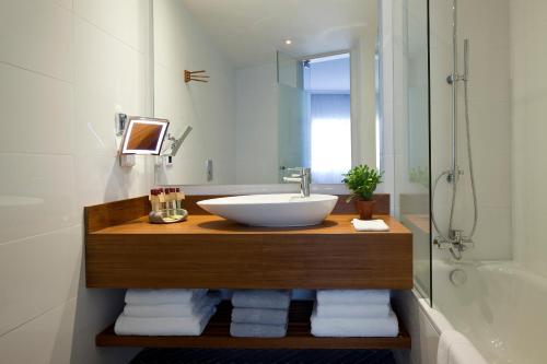 特拉维夫特拉维夫最优罗斯柴尔德酒店 的浴室配有水槽、淋浴和浴缸。