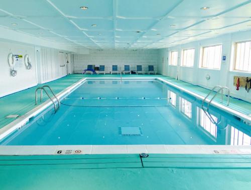 阿默甘西特海洋海景度假村酒店的蓝色海水大型室内游泳池