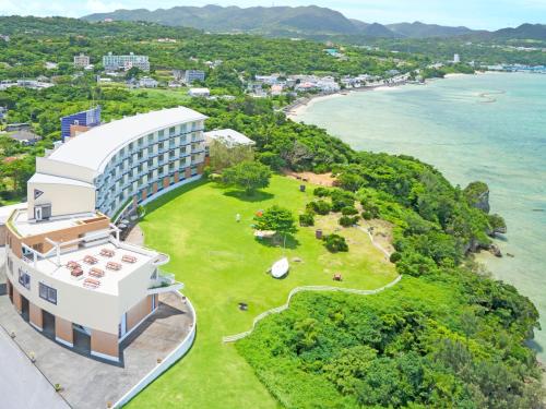 本部冲绳海洋广场度假酒店的享有酒店和海洋的空中景致