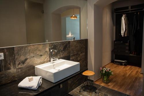 格尔利茨格尔利茨艾默里奇酒店的浴室设有白色水槽和镜子