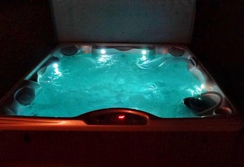 格赫伦-莱宾Villa Grande Fewo Relax We 4的浴缸里的一个小蓝色水池
