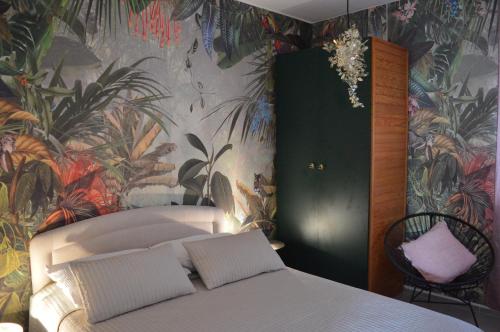 弗班吉Summer House Krištof的一间卧室配有一张带热带壁纸的床