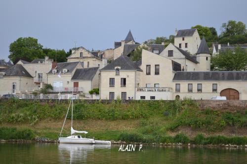 蒙索罗le prieuré的城市前水面上的白船