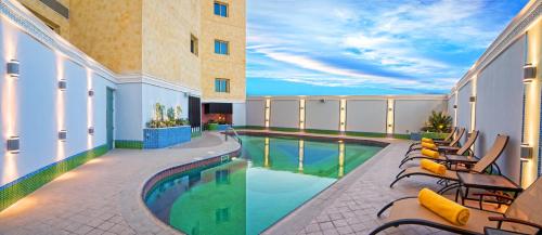 多哈大富豪酒店 的游泳池,酒店内设有椅子和游泳池