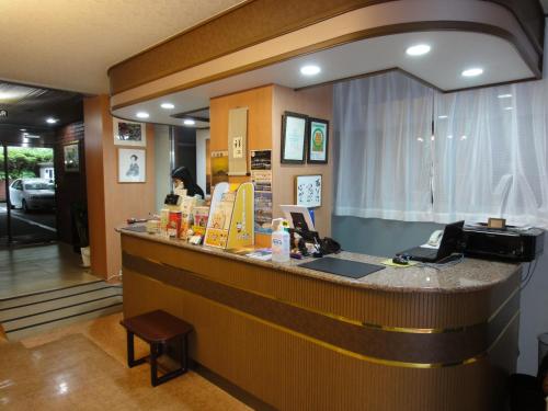 长崎皇家酒店的一个带前台柜台的餐厅的大堂