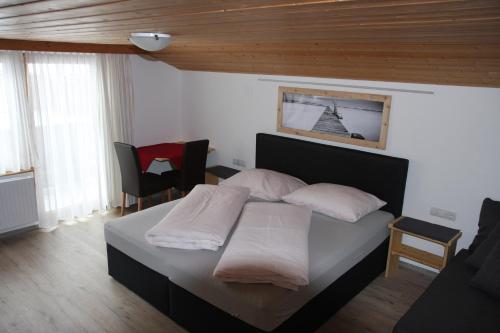 考恩台尔Haus Eckhart的一间卧室配有带白色枕头的床