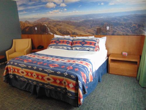 布莱斯峡谷布莱斯峡谷度假村的一间带一张床的卧室,享有山景