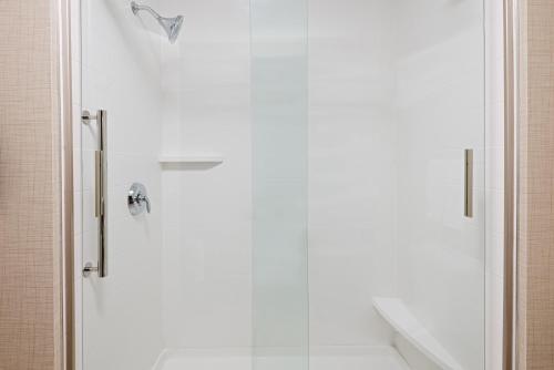 哥伦布哥伦布机场东乡村旅馆的浴室里设有玻璃门淋浴