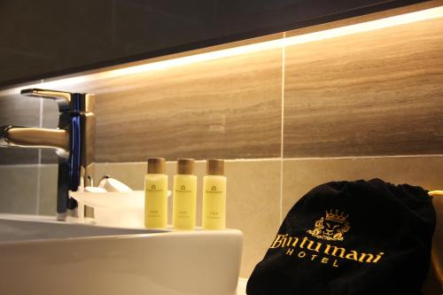 弗里敦宾图玛尼酒店的一间带水槽和台面帽子的浴室