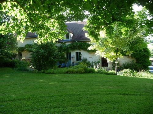 CrugeyLe Pré Vert的前面有草坪的白色房子