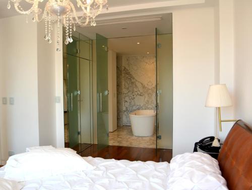 Residence Master Suite en Porteño Building客房内的一张或多张床位