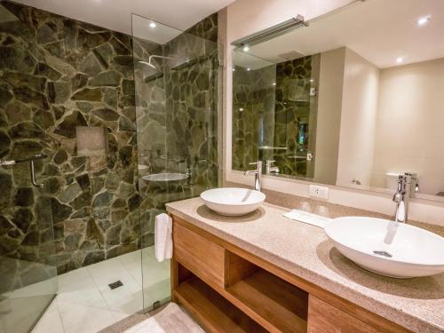 道因杜马格特亚特兰蒂斯潜水度假酒店的一间带两个盥洗盆和淋浴的浴室
