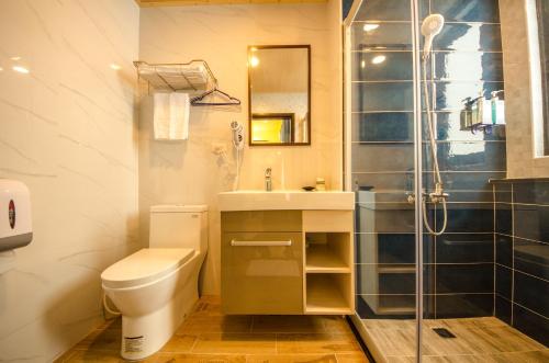 恒春古城夏湾旅店的浴室配有卫生间、盥洗盆和淋浴。