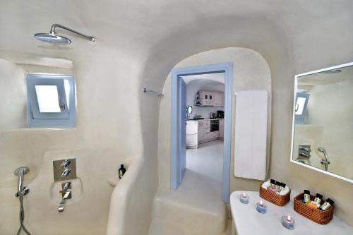 伊亚安尼摩米里洛斯酒店的带浴缸、水槽和镜子的浴室