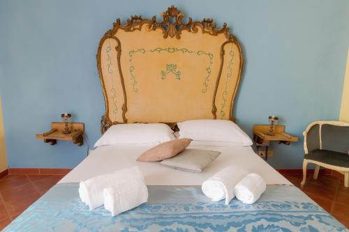 切法卢帕拉索玛丽亚酒店的一张带大床头板和两个枕头的床